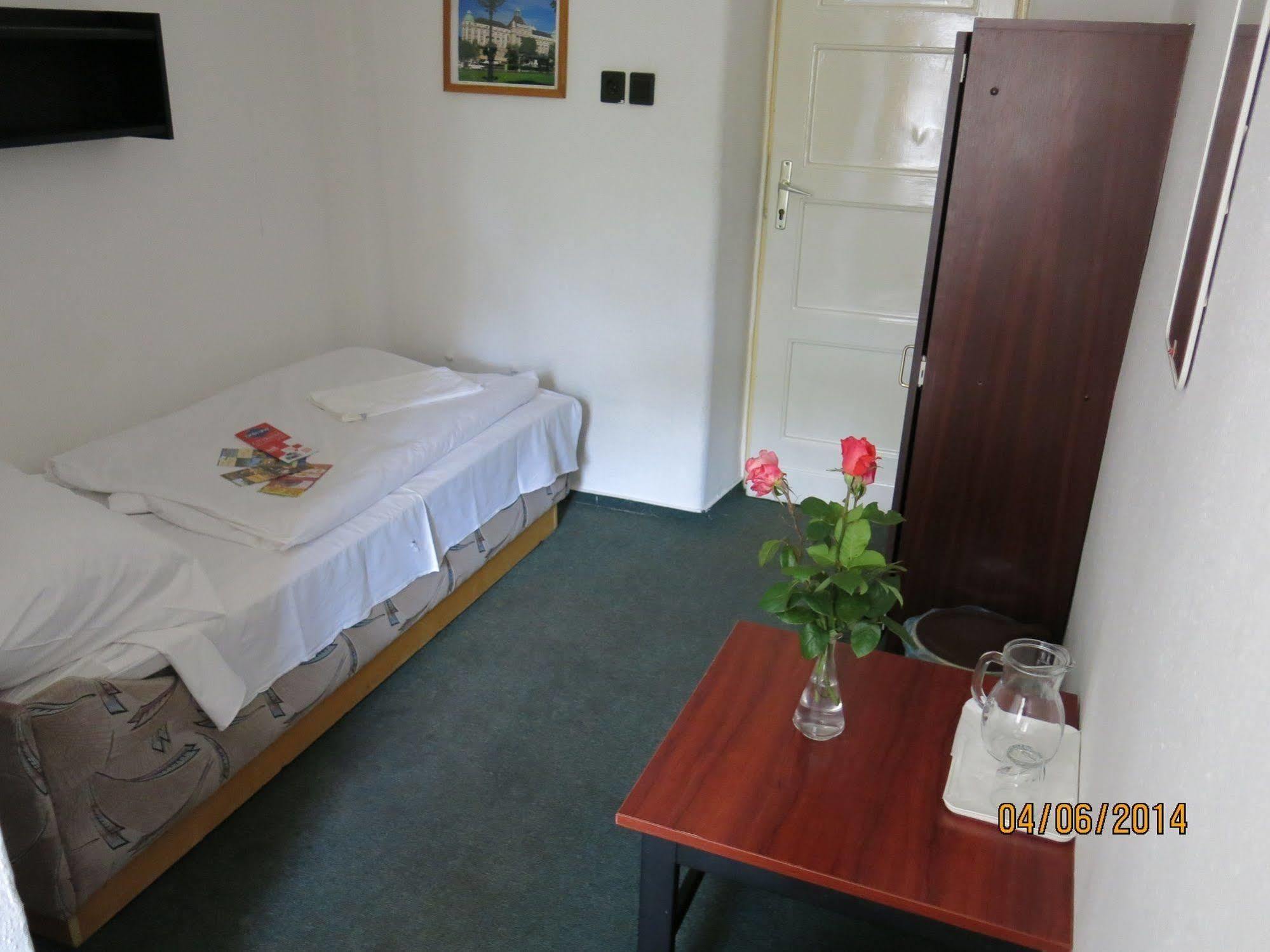 Dominik Panzio Bed & Breakfast Budapest Exterior photo